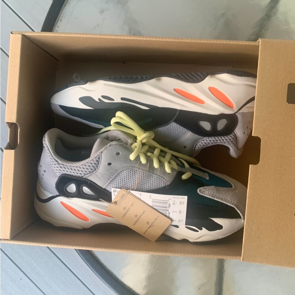 adidas Yeezy Boost 700
